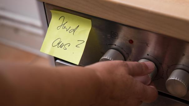 <p>Ein Zettel als Gedächtnisstütze, dass man den Herd ausschaltet: Menschen mit Alzheimer werden unter anderem zunehmend vergesslich.</p>