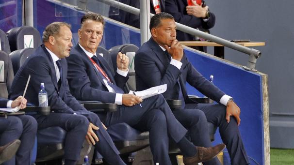 <p>Louis Van Gaal (Mitte) war nach seinem dritten Trainerdebüt für die Niederlande nicht zufrieden.</p>