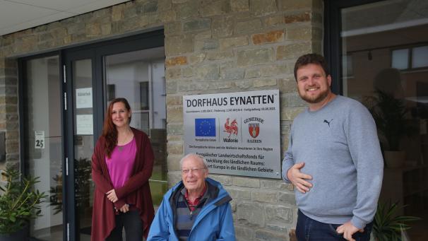 <p>Claudia Wetzeler, Karl Lux und Tom Simon (v. l.) vor dem Dorfhaus in Eynatten.</p>