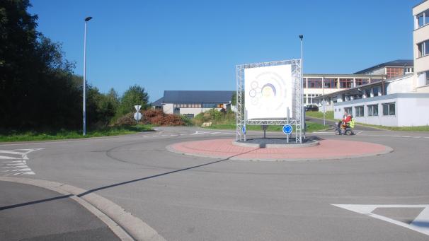<p>Auf Höhe der Bischöflichen Schule könnte der neue Verbindungsweg auf die frühere Bahntrasse (links im Hintergrund) in den Kreisverkehr Klosterstraße einmünden.</p>