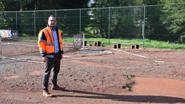 <p>Die Plätze des Kelmiser Tennisvereins wurden in Folge der Flutkatastrophe völlig verwüstet, wie Sportschöffe Björn Klinkenberg (SP) bei einer Ortsbegehung zeigt.</p>