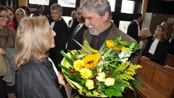 <p>2011 hatte Andrea Tilgenkamp die Nachfolge von Rolf Lennertz angetreten, der nach der Vereidigung in Lüttich einer der ersten Gratulanten war.</p>