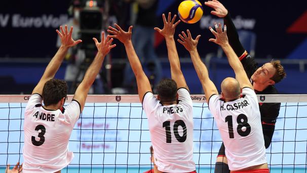 <p>Der portugiesische Dreierblock stemmt sich gegen den Angriff von Kapitän Sam De Roo.</p>