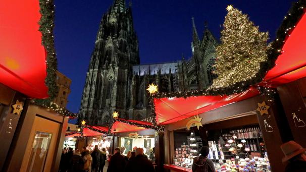 <p>Besucher gehen über den Weihnachtsmarkt vor dem Kölner Dom. Rund zweieinhalb Monate vor dem voraussichtlichen Start der Weihnachtsmärkte in NRW planen viele Veranstalter mit „3G“-Kontrollen.</p>
