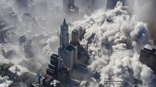 <p>Die von ABC herausgegebene Luftaufnahme des New York City Police Department zeigt Rauch und Staub in Manhattan nach den Terroranschlägen auf das World Trade Center in New York.</p>