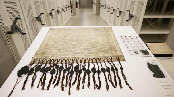 <p>Archivalien liegen im Magazin des Historischen Archivs auf einem Wagen. Das alte Stadtarchiv war 2009 eingestürzt. Das neue Historische Archiv von Köln war am Freitag eingeweiht worden.</p>