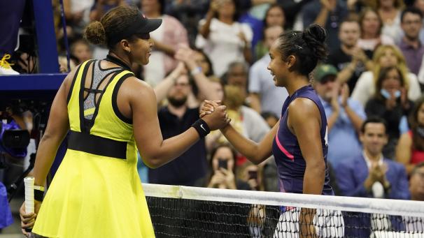 <p>Leylah Fernandez (rechts) schüttelt Naomi Osaka nach dem Match die Hand.</p>