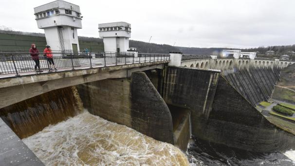 <p>Welche Informationen hat die wallonische Verwaltung berücksichtigt und welche Modelle angewandt, um zu dem Schluss zu kommen, dass ein frühzeitiges Entleeren der Talsperre Eupen (Bild) nicht notwendig wäre?</p>