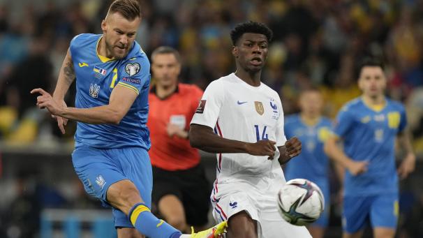 <p>Der ukrainische Spieler Andrij Jarmolenko (l) schießt den Ball vor dem französischen Spieler Aurelien Tchouameni.</p>