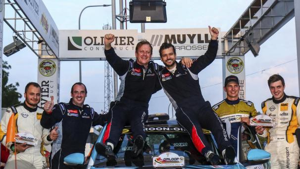 <p>Der Malmedyer Gino Büx feiert mit Copilot Steven Spittaels den Klassensieg in Roeselare.</p>
