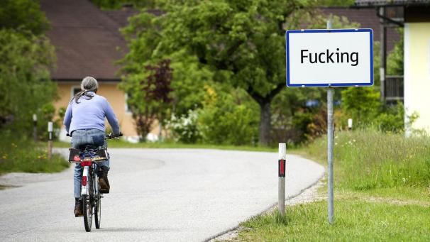 <p>Das Ortsschild des damals „Fucking“ bezeichneten Ortsteils der oberösterreichischen Gemeinde Tarsdorf (Bezirk Braunau), der zu Jahresbeginn in Fugging umbenannt wurde. Die Gemeinde habe eines der letzten Ortsschilder dem Haus der Geschichte Österreich in Wien geschenkt.</p>