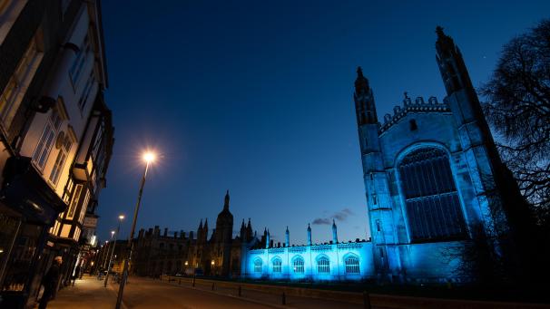 <p>Das Kings College an der Universität Cambridge ist blau beleuchtet, während der landesweiten Initiative „Clap for Carers“, mit der den Helfern der Coronakrise gedankt werden soll.</p>