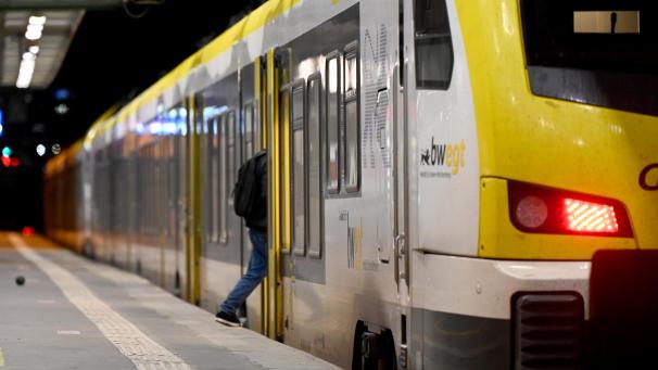 <p>Ein Mann steigt auf dem Bahnhof in Stuttgart in einen Zug ein. Die Lokführergewerkschaft GDL hat ihre Mitglieder zum Streik bei der Deutschen Bahn aufgerufen. Der Arbeitskampf ist für fünf Tage bis Dienstag, 2.00 Uhr, angekündigt.</p>
