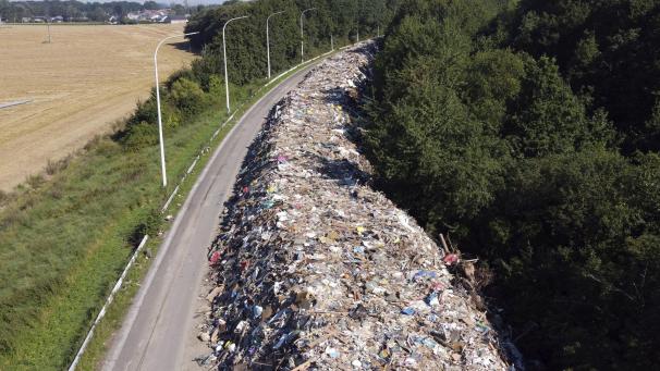<p>Über fünf Kilometer verteilen sich die Abfallberge an einem stillgelegten Autobahnabschnitt (A601) nördlich von Lüttich. Dieses Bild entstand am Freitag.</p>
