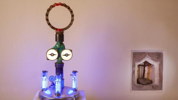 <p>Norbert Huppertz hat es geschafft, seine zeitkritischen Themen in der Kapelle in Szene zu setzen.</p>