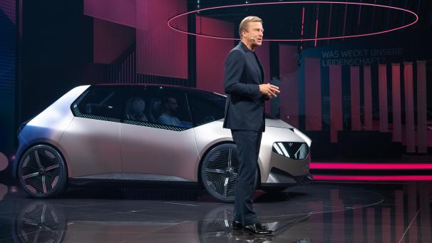 <p>Oliver Zipse, Vorstandsvorsitzender der BMW AG, präsentiert am Messestand von BMW vor Beginn der Internationalen Automobil-Ausstellung (IAA Mobility) den „BMW i Vision Circular“.</p>