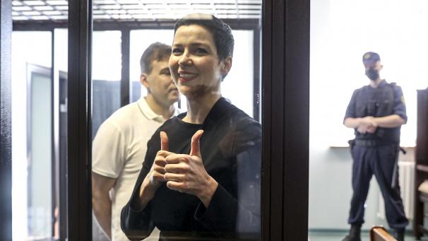 <p>Maria Kolesnikowa (vorne), Oppositionspolitikerin in Belarus, und Maxim Znak (hinten), Rechtsanwalt und führender Oppositioneller in Belarus, bei einer Gerichtsverhandlung.</p>