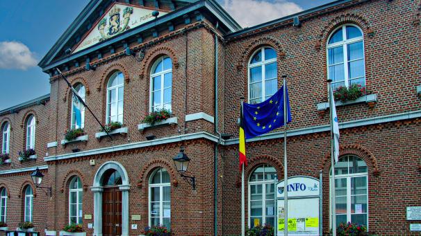 <p>In der letzten Sitzung des Kelmiser Gemeinderates vor der Sommerpause ging es beschaulich zu. Selbst das Thema Finanzen wurde weitestgehend einig abgehakt. Derweil wurde die Kelmiser Nicht-Beteiligung an der Anschaffung eines neuen Scanners für das St. Nikolaus Hospital überraschenderweise nicht angeschnitten – selbst von der Opposition nicht.</p>