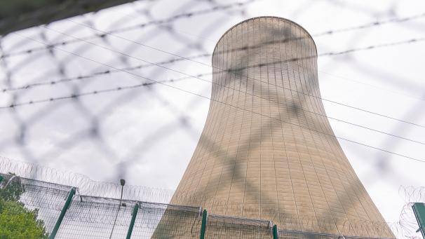 <p>Ein Blick auf einen der Kühltürme des Atomkraftwerks Tihange in Huy</p>