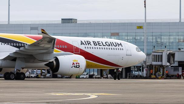 <p>Eine Maschine von Air Belgium am Brüsseler Flughafen</p>
