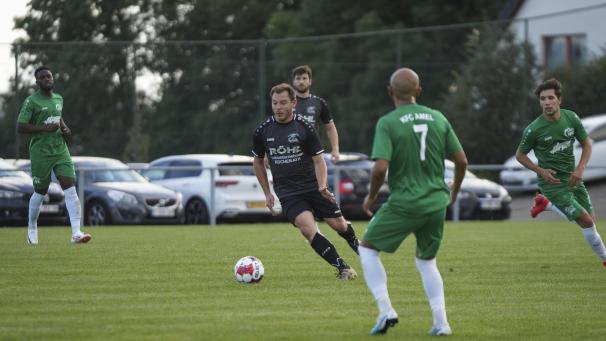 <p>Mithilfe einesDerbysiegs gegen Amel könnten Jonas Röhl (am Ball) und die Rocherather ruhigen Gewissens für eine weitere P2-Saison planen.</p>