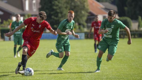 <p>Benedict Röder (Mitte) tütete Büllingens drei Punkte gegen Lontzen ein.</p>