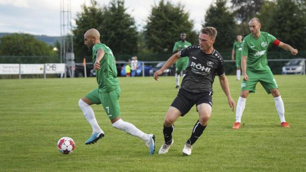 <p>Am ersten Spieltag hatten Imad Lemma (links) und die Ameler das Nachsehen gegenüber Jonas Gansers Rocherathern.</p>