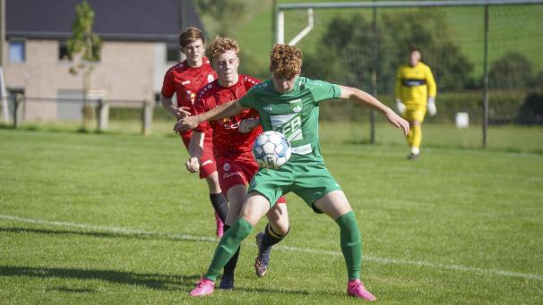 <p>Ein Tor, eine Vorlage: Kevin „Bubi“ André (vorne, im Spiel gegen Lontzen) war am Donnerstagder Büllinger Matchwinner.</p>