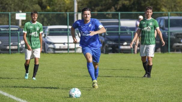 <p>Machte den späten Punkt gegen Stavelot klar: Eupens Kapitän Dean Vanaschen (Mitte).</p>