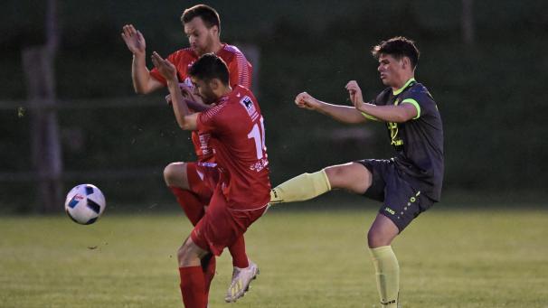 <p>Joshua Lejeune (vorne links) sorgte im Hinspiel für den umjubelten Rechter Siegtreffer – und für den Beginn des Höhenflugs.</p>