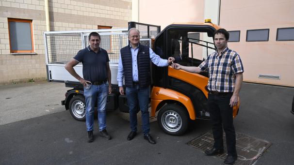 <p>Der neue Elektro-Kleinlaster soll für den Gründienst und die Müllentsorgung auf dem Stadtgebiet St.Vith zum Einsatz kommen. Das Foto zeigt Bauleiter Marcel Langer, Bürgermeister Herbert Grommes und Erwin Josten (Josten Elektr-Auto Krinkelt).</p>