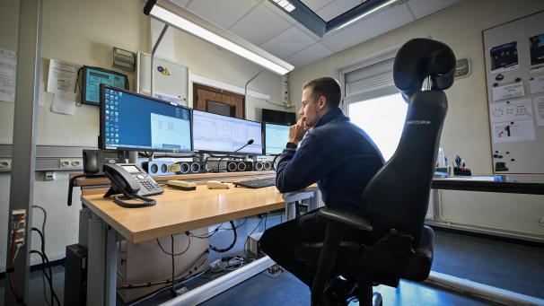 <p>Für die Öffentlichkeit sind sie unsichtbar, sorgen aber im Notfall für Hilfe: Für den Dispatcher am CIC-Tisch in Eupen auf der Wache an der Herbesthaler Straße geht es darum, in jeglichen Situationen einen kühlen Kopf zu bewahren.</p>