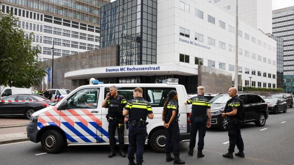 <p>Polizeibeamte stehen vor dem Erasmus-Krankenhaus in Rotterdam.</p>