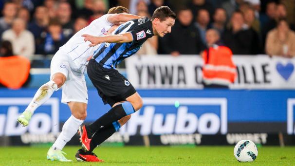 <p>Da hilft kein Halten und kein Zerren: Hans Vanaken gleicht in der zweiten Hälfte zum 1:1 aus.</p>