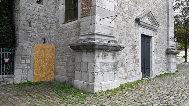 <p>Mittlerweile sprießt das Unkraut vor der Werthkapelle wieder.</p>