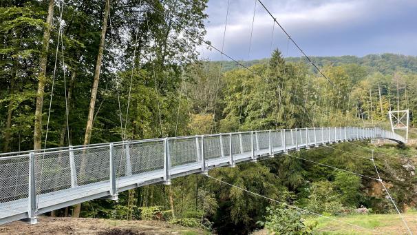 <p>Die 110 Meter lange und 16 Meter hohe Hängebrücke über die Irreler Wasserfälle bietet fantastische Ausblicke.</p>