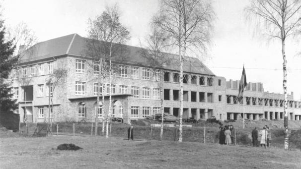 <p>Diese Aufnahme aus einem privaten Archiv zeigt das Schulgebäude am Lascheterweg 1953.</p>