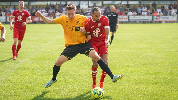 <p>Bütgenbachs Joé Veithen (links) verpasst die Rückkehr nach Amel wegen einer Gelb-Rot-Sperre.</p>