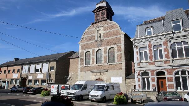 <p>Außen eher unscheinbar an der Straße gelegen ist die Kirche von Dolhain innen ein Kleinod.</p>