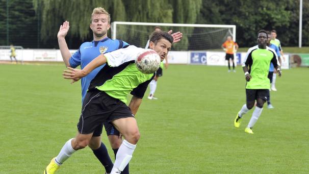 <p>Alexandre Digregorio (vorne) im Trikot des RCS Verviers</p>