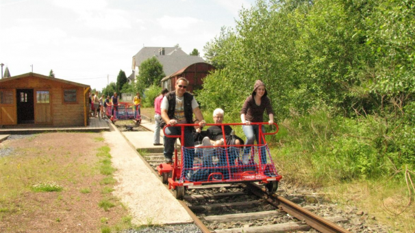 <p>Insgesamt fünf Draisinen stießen nach einem abrupten Abbremsmanöver zusammen.</p>