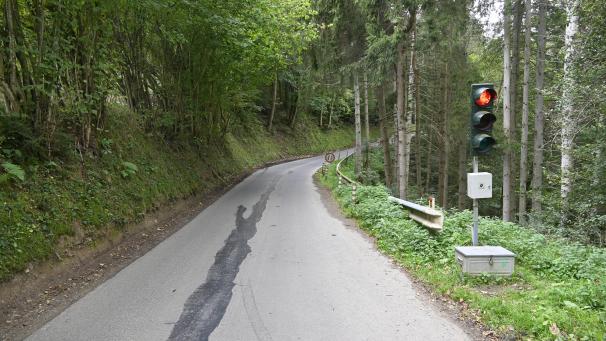 <p>Weil die Straße Zum Steg in Auel infolge von Hochwasserschäden abzusacken droht, muss der Verkehr seit zwei Jahren mit einer Ampelanlage geregelt werden.</p>