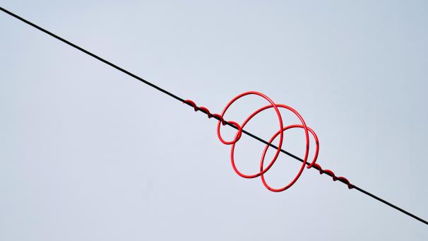 <p>Die neuen Leitungen sind mit Vogelschutzmarkierungen versehen, damit Vögel sie frühzeitig erkennen und sicher überfliegen können.</p>