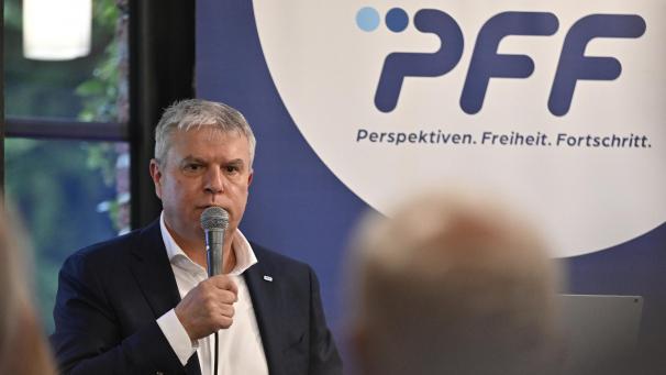 <p>Gregor Freches am Freitagabend im Eupener Atelier: Der 60-Jährige führt die PFF-Liste bei den nächsten Gemeinschaftswahlen an.</p>