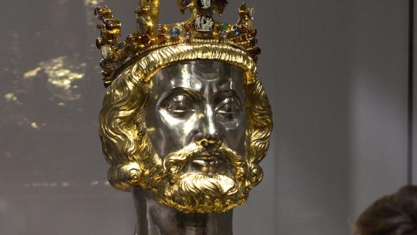 <p>Goldene Karlsbüste (Ausschnitt) in der Domschatzkammer in Aachen</p>