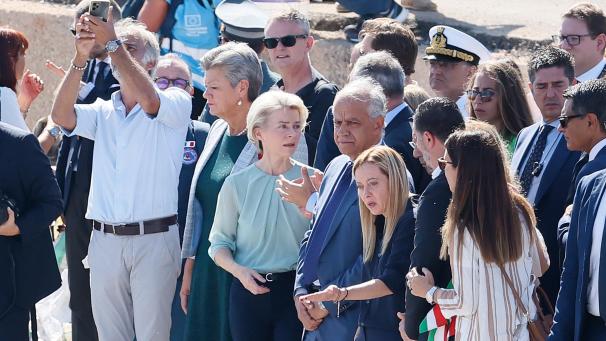 <p>Ursula von der Leyen (3.v.l), Präsidentin der Europäischen Kommission, und Giorgia Meloni (3.v.r), Ministerpräsidentin von Italien, besuchen am 17. September Lampedusa. Auf der kleinen Insel zwischen Sizilien und Nordafrika waren zuletzt Tausende Migranten angekommen.</p>