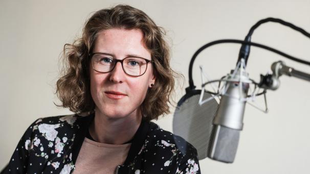 <p>Selina Pfrüner, Audiobiografin und Mitarbeiterin beim Familienhörbuch, im Tonstudio. Eine Kölner Initiative produziert mit todkranken Eltern Hörbücher für deren Kinder. Damit diese später erfahren, was für ein Mensch Mama oder Papa gewesen ist.</p>