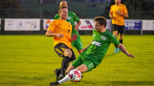 <p>Tom Kerstges (links) und die Bütgenbacher feiern den langersehnten ersten Sieg nach dem Aufstieg.</p>