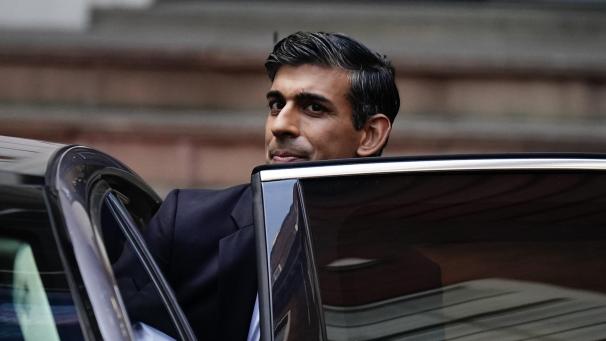<p>Rishi Sunak steigt in ein Auto ein, nachdem er die Parteizentrale der Konservativen Partei verlassen hat.</p>