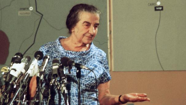 <p>Die damalige israelische Ministerpräsidentin Golda Meir gibt ihre erste Pressekonferenz nach Ausbruch des Jom-Kippur-Kriegs.</p>